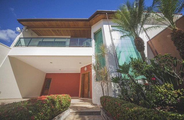 HERMOSA CASA VISTA FRENTE A LA CASA DE MADRE APARECIDA