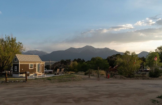 Belford is a 1-4 person Tiny Home with bathroom, fridge, induction cooktop, microwave, AC/heat, and beautiful mountain views!