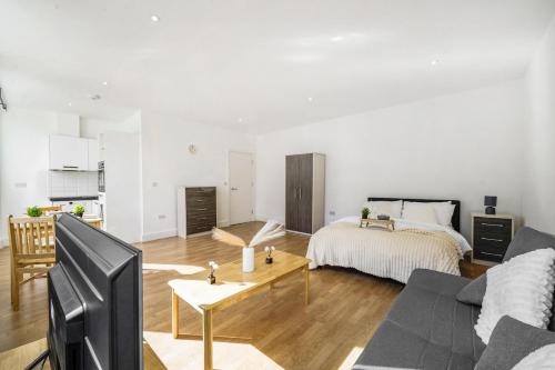 Belgravia Apartments - Spacious Private Studio 89 with parking
