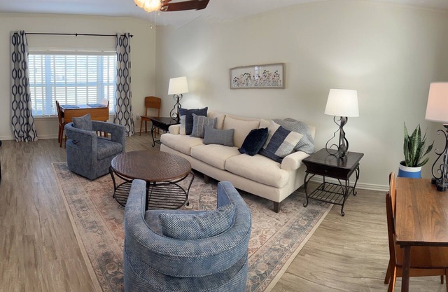 Belknap Guest House-One block from historic downtown square in Jacksboro, Texas