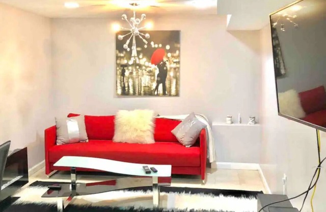 Bella Casa; Cozy Private Lower level flat, entire unit.