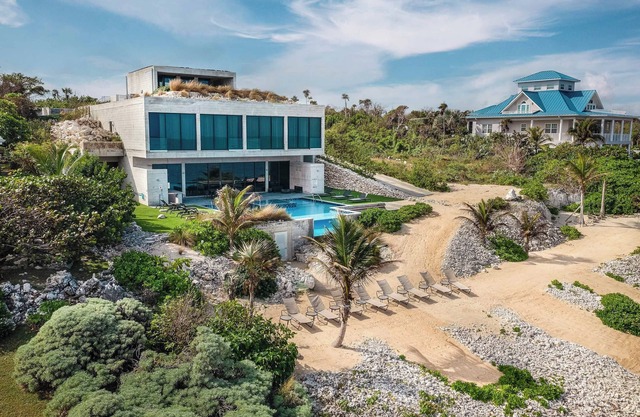 Bella Rocca: Ultra-Luxe Estate w/Pool and Spa, Sunken Fire Pit and Designer Interiors