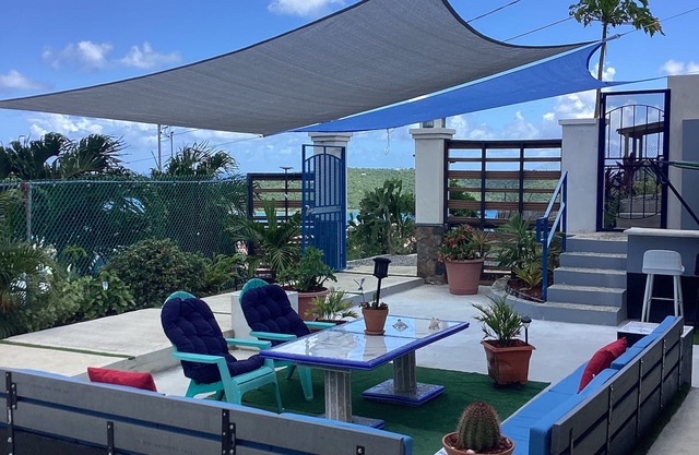BELLA TORTUGA - B Garden studio in charming St. Thomas with AC, Wi-Fi, Courtyard