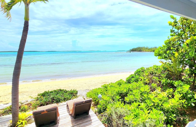 Bella Vista Breeze - Beachfront Oasis awaits your arrival.