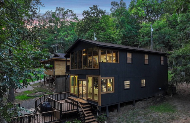 Bella Vista Cabin on the lake with hot tub, canoes, beautiful views, EV charger.