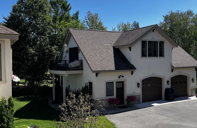 Bella Vista Carriage House- Lake Michigan View 2 bedroom 2nd story living space