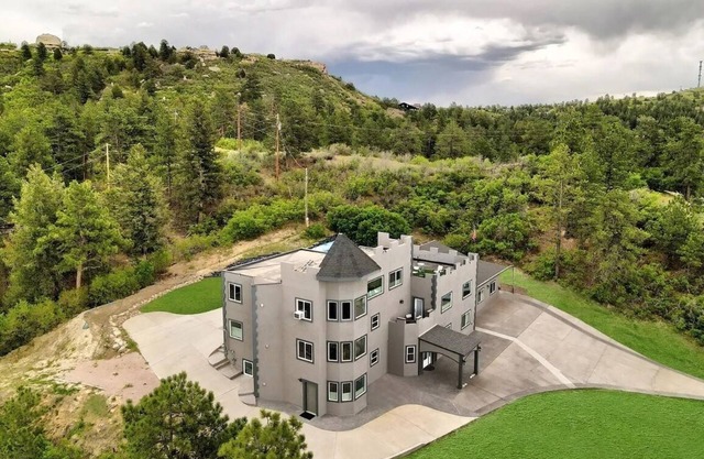 CASTILLO en los PINOS con Million Dollar Views