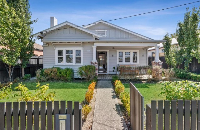 Bellarine cottage- Central Geelong, parking, 2 bedroom, 2 bathroom