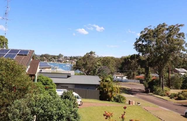 Bellavista at Buttaba - outdoor dog friendly lake views