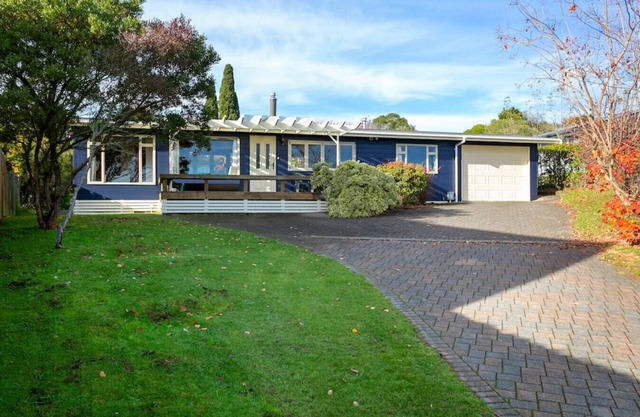Bellbird Cottage - private large section, with lake and mountain views. Perfect escape to relax