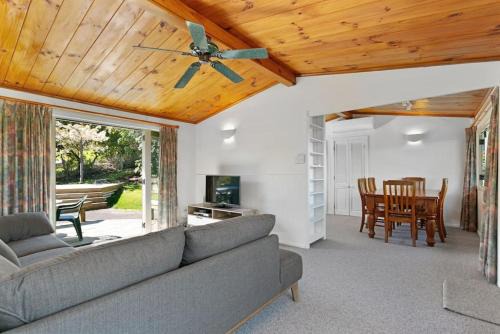 Bellbird Cottage With Lake and Mountain Views