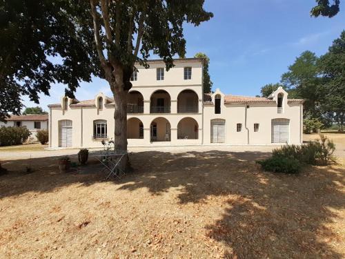 Belle chambre spacieuse dans un domaine