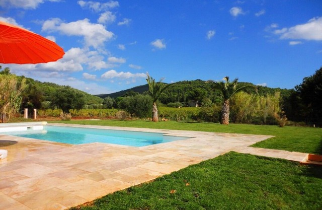 Belle et Grande Villa Avec Piscine au Calme