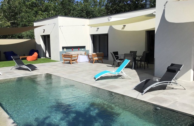 Belle maison neuve, vue magnifique, piscine débordement, terrasse 115m2, clim