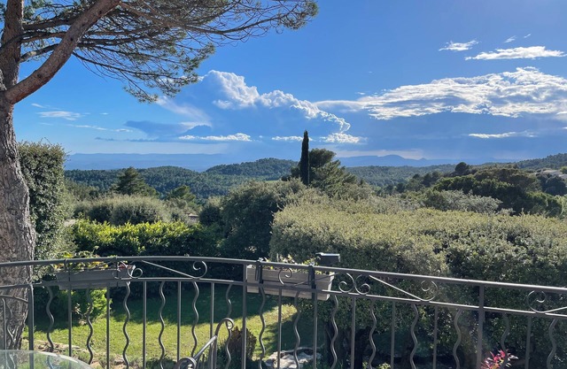 Belle Maison Provençale Située Dans un Écrin de Verdure Avec vue Panoramique