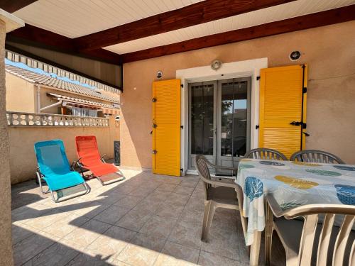 Belle villa d'angle, 6 couchages, cuisine climatisée, 3 chambres terrasse ombragée parking dans résidence sécurisée avec piscine commune, 400 m de la mer, LROND24
