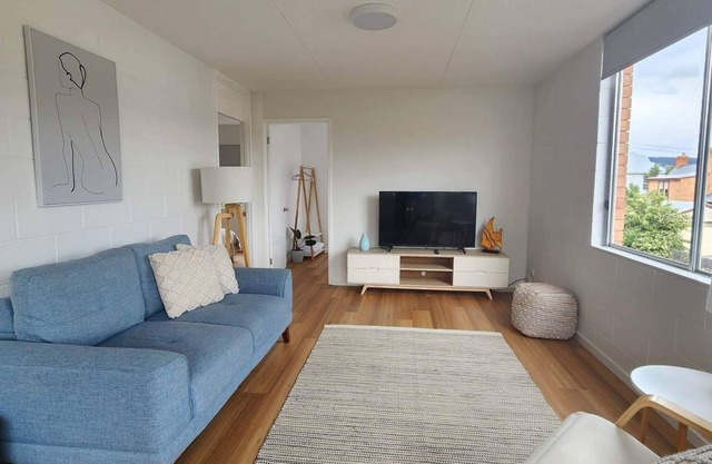 Bellerive Bluff 2 Bedroom Apartment has water views, close to Restaurants, Beach