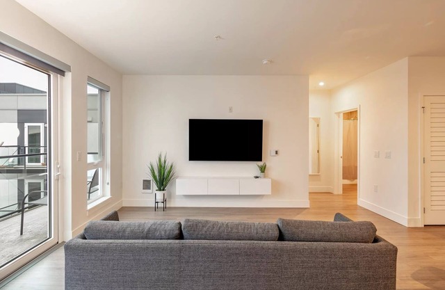 Bellevue Apt 1BR with Gym+Hot Tub+Sauna
