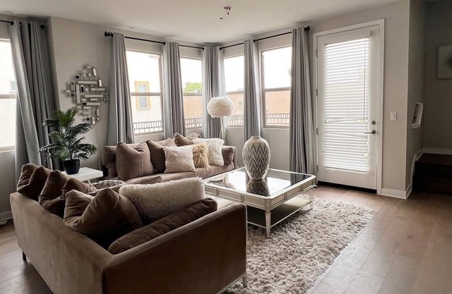 Bellflower best kept getaway! Cozy & luxurious! Entire Townhouse