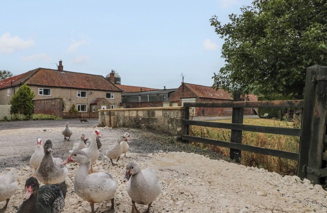 BELLMANEAR FARM COTTAGE, family friendly, with a garden in Malton