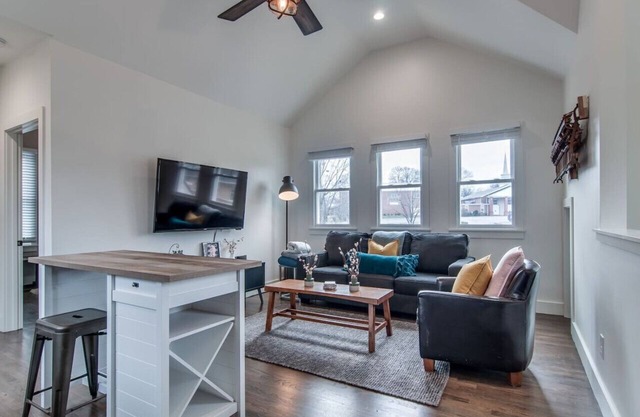 Cozy Loft - Steps to 12th South and Belmont