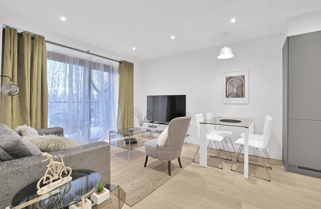 Belmore 2 Bedroom Luxury Apt. with Parking in Stanmore, North West London - 09