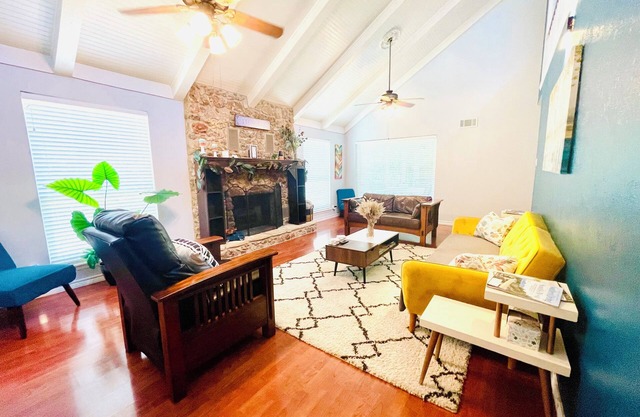 Belton Lake House Gem!💎3 min. to lakefront, fire pit, rec rm, no cleaning fee!