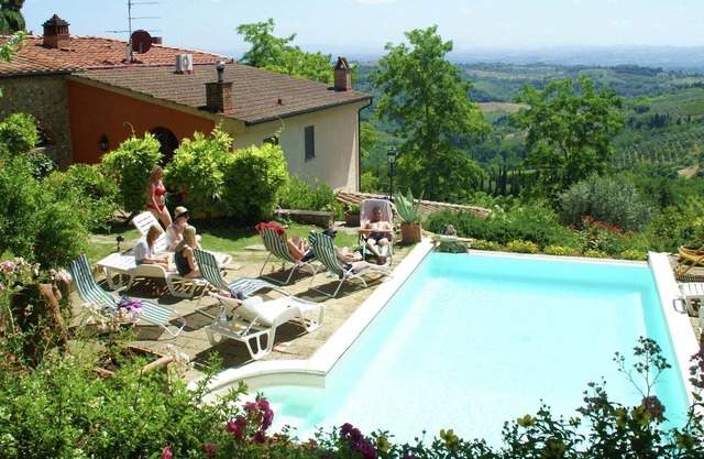 Espaciosa casa de vacaciones en Tavarnelle Val di Pesa con piscina
