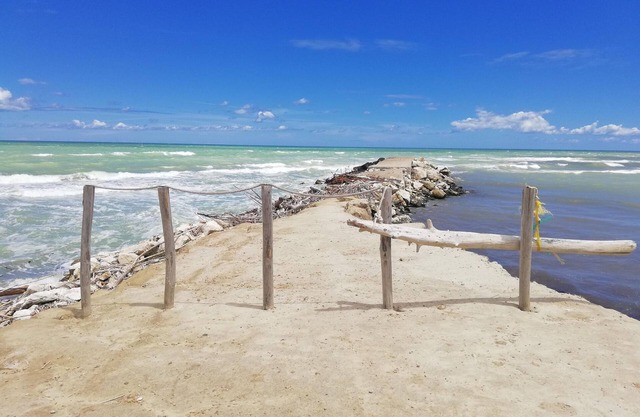 Encantadora casa de vacaciones en Acquaviva Picena con balcón