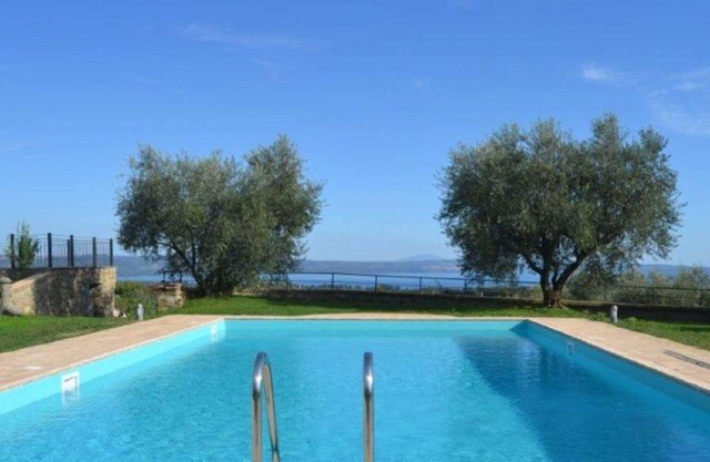 Atractiva casa de vacaciones en Grotte di Castro con piscina climatizada