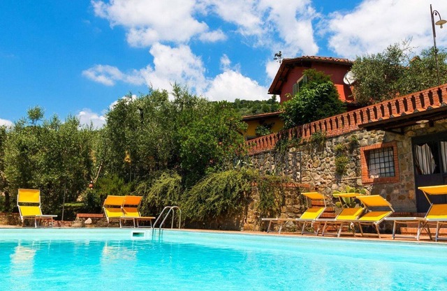 Esta casa rural admite mascotas, situada en Montecatini, Terme con piscina