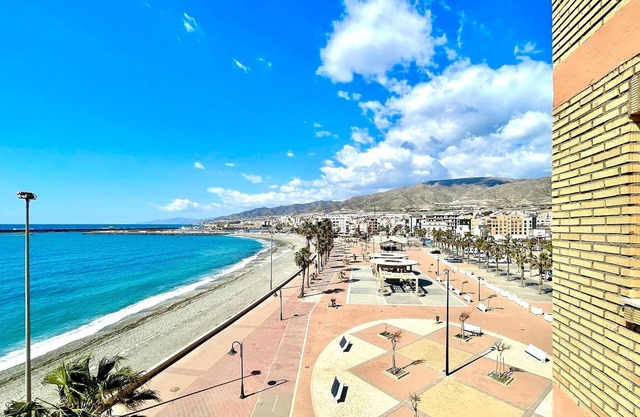 Precioso apartamento en la playa de Adra con vistas al mar