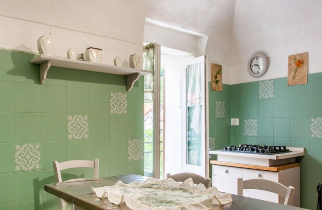 Casa de vacaciones con jardín, en el interior de Liguria