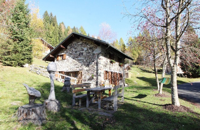 Característica casa de vacaciones en Pieve Tesino con jardín
