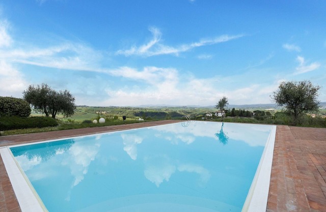 Lujosa casa de vacaciones con vistas a la montaña en Asciano, Toscana