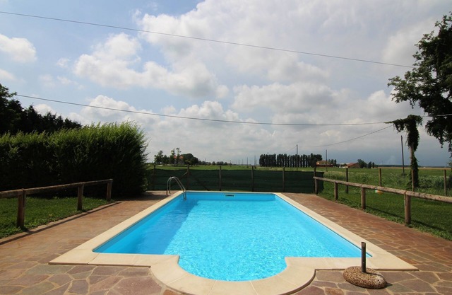Soleada casa de vacaciones, piscina, jardín, se admiten animales