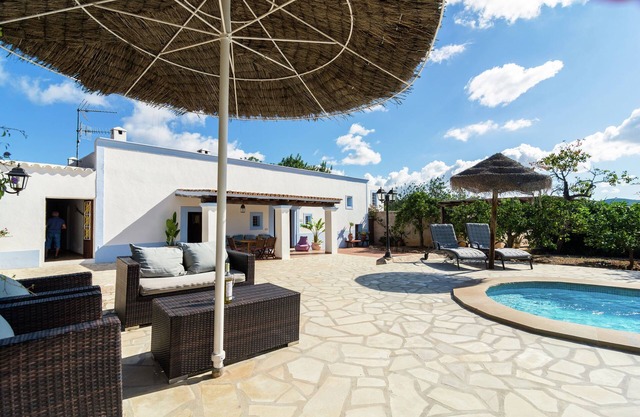 Tranquila villa en Ibiza con piscina privada