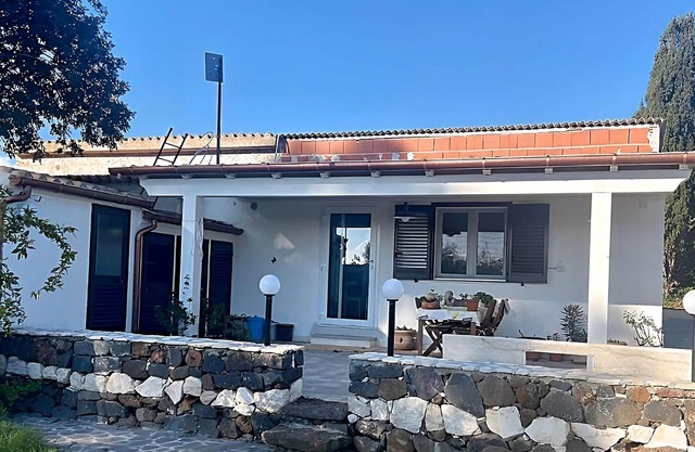 Casa su Rimediu en Orosei con jardín