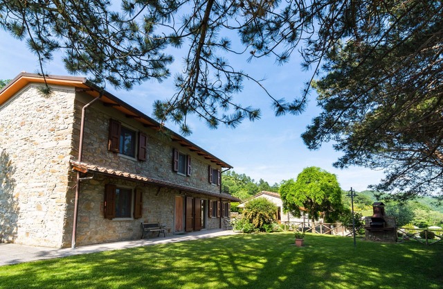 Hermosa casa de campo en Dicomano con piscina