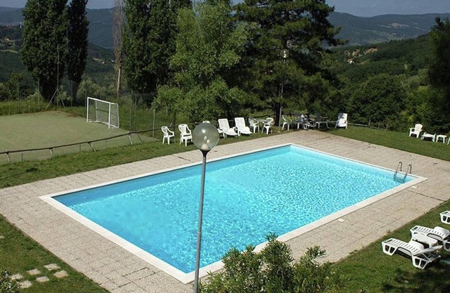 Espaciosa Casa Rural en Rufina con Piscina Privada