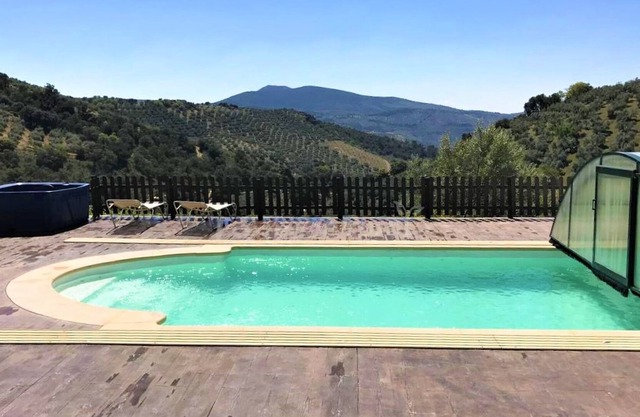 Cortijo andaluz completo con piscina climatizada, jacuzzi y amplio jardín