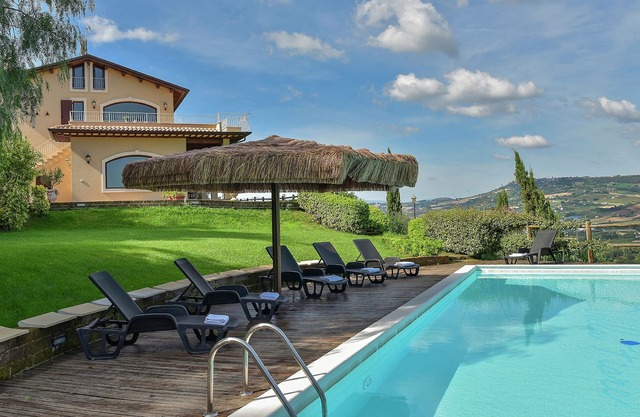 Lujosa Villa en Massignano con Piscina