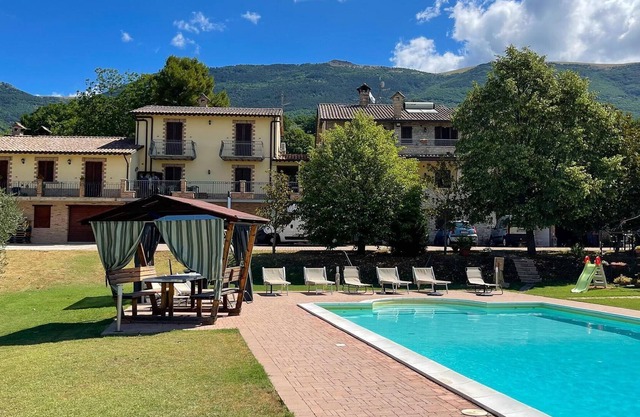 Acogedora casa de vacaciones en Asís con piscina