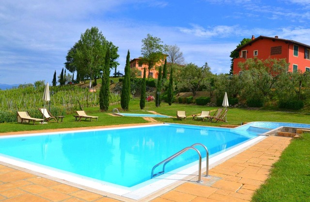 Casa de vacaciones con piscina con bañera de burbuj y piscina infantil
