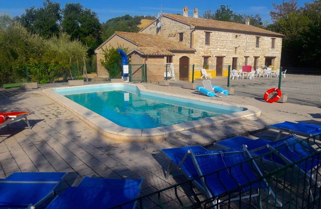Cortijo entero con apartamentos independientes y piscina