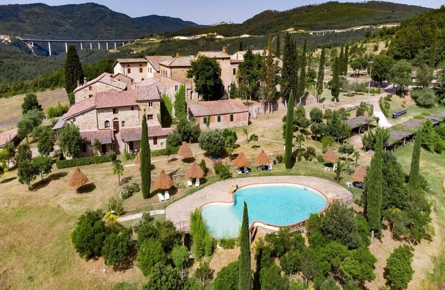 CASA DE VACACIONES EN TOSCANA DIVIDIDA EN APARTAMENTOS CON PISCINA COMUNITARIA