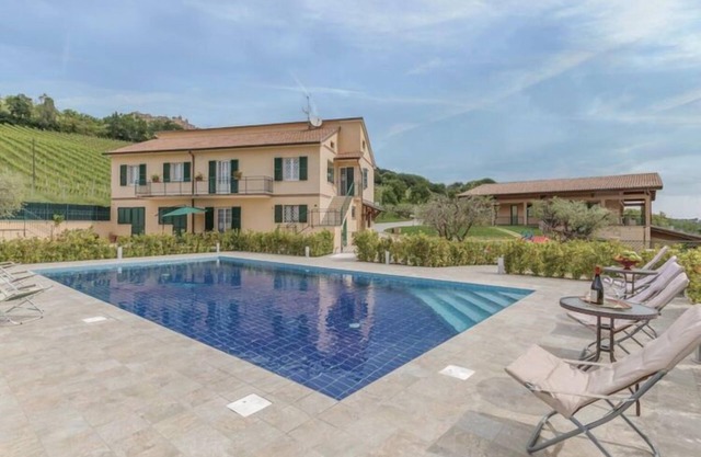 Hermosa casa de vacaciones en Montedinove con piscina compartida