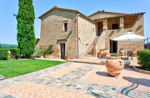 Scenic Holiday Home en Montalcino con piscina