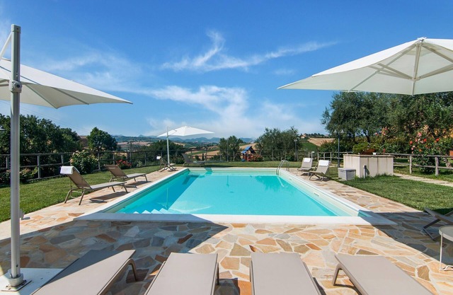 Hermosa casa de vacaciones en la región de Marche con piscina privada
