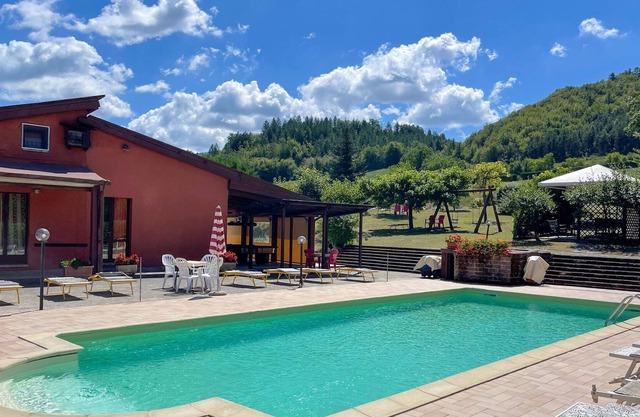 Acogedora casa de vacaciones en Urbania con piscina compartida